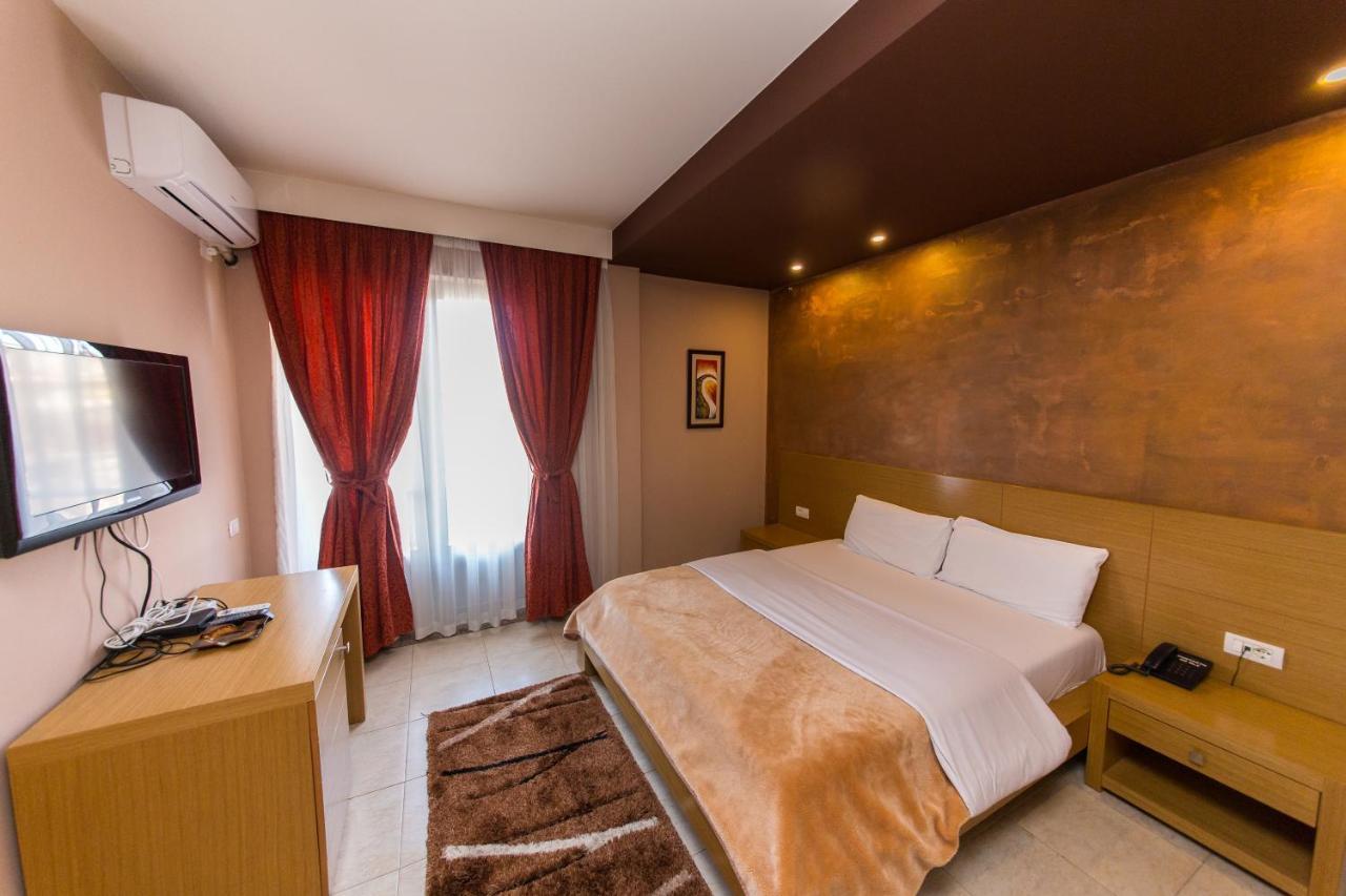 Hotel Denver Tirana Buitenkant foto