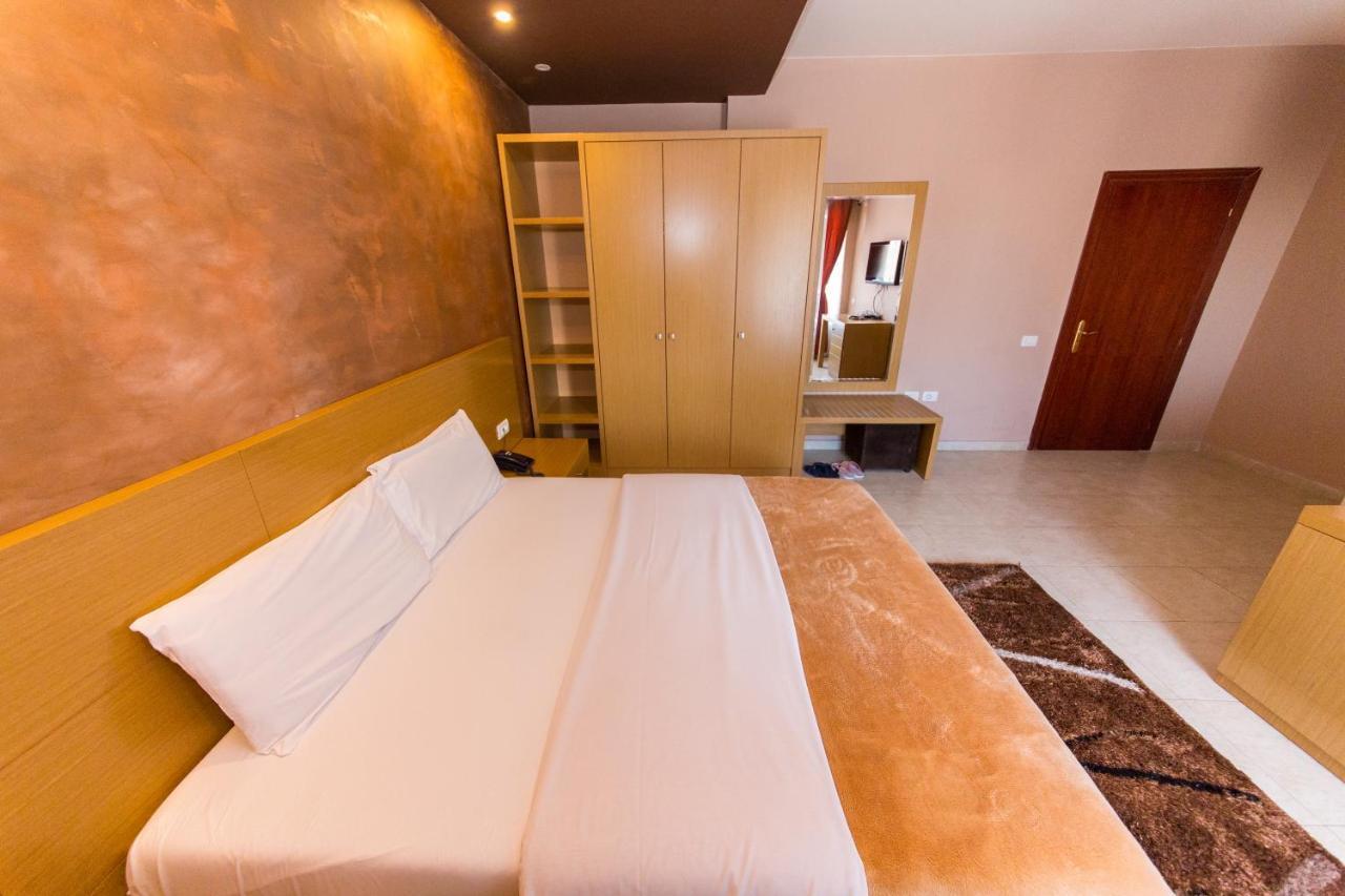 Hotel Denver Tirana Buitenkant foto
