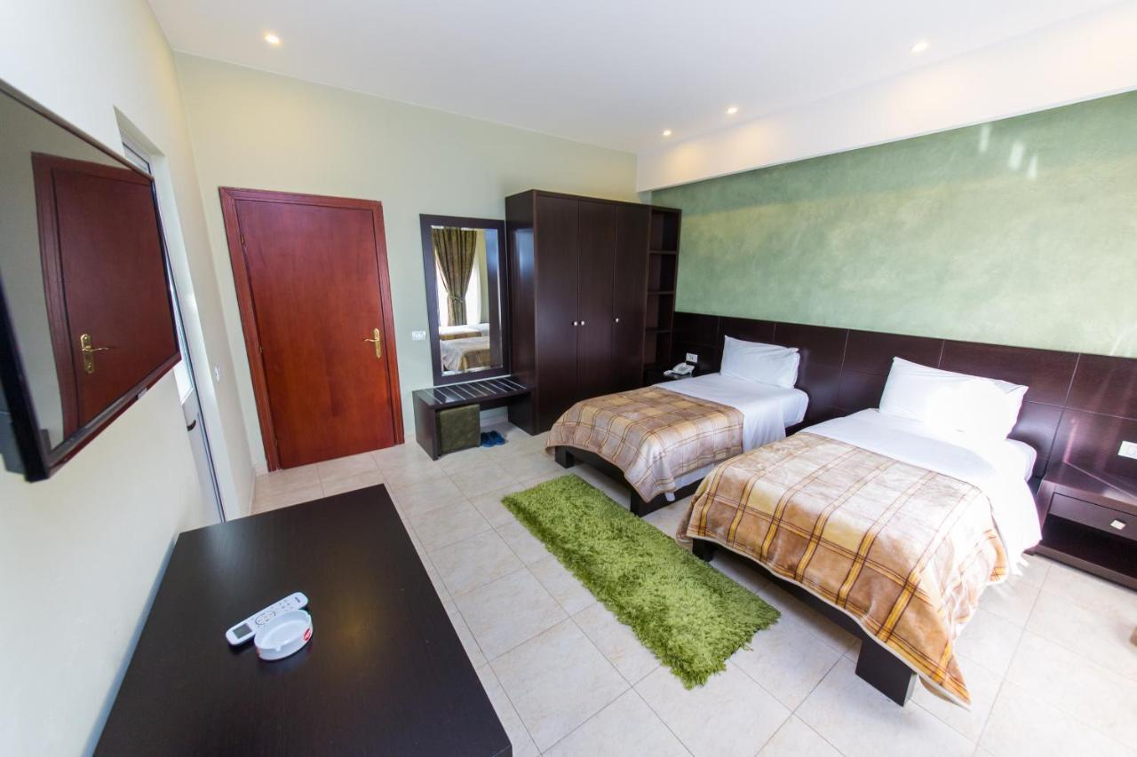 Hotel Denver Tirana Buitenkant foto