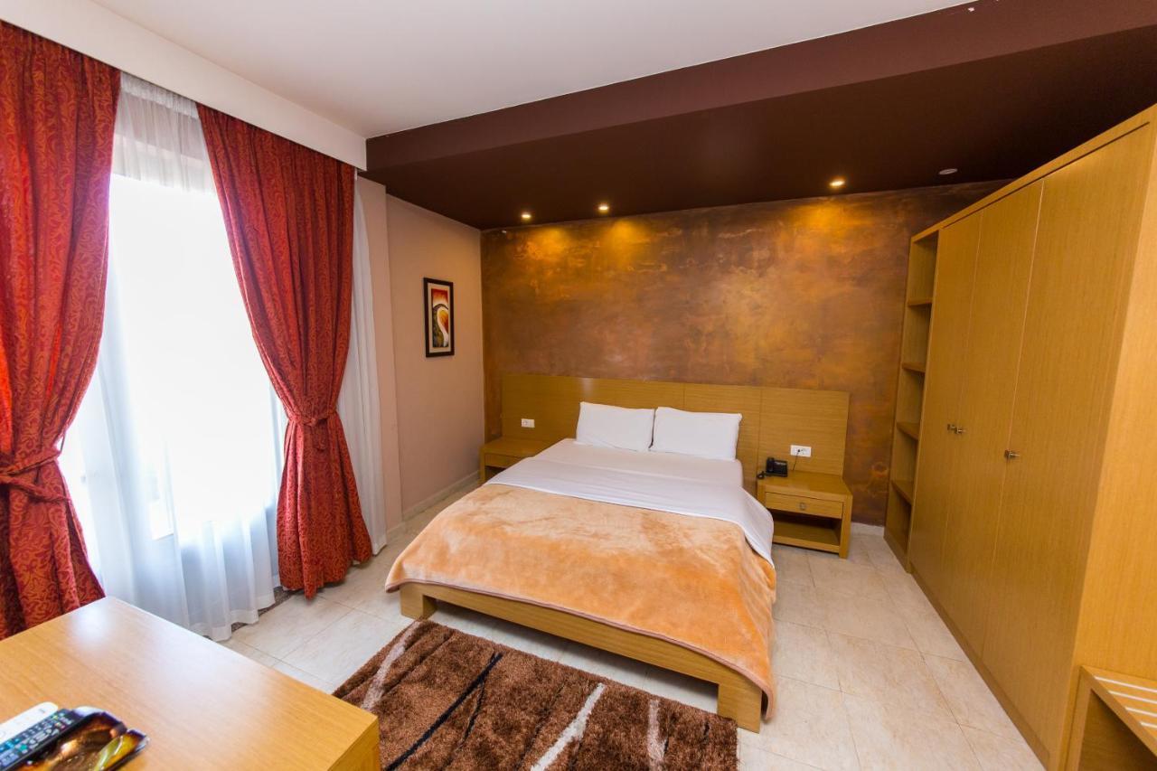 Hotel Denver Tirana Buitenkant foto