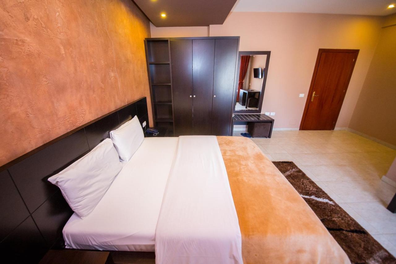 Hotel Denver Tirana Buitenkant foto