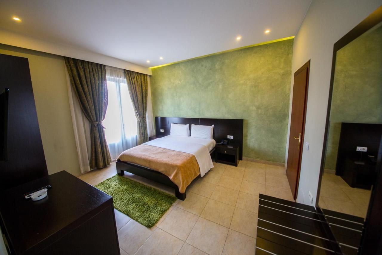 Hotel Denver Tirana Buitenkant foto