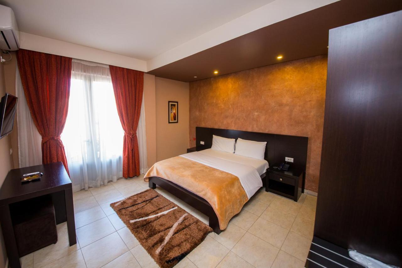 Hotel Denver Tirana Buitenkant foto