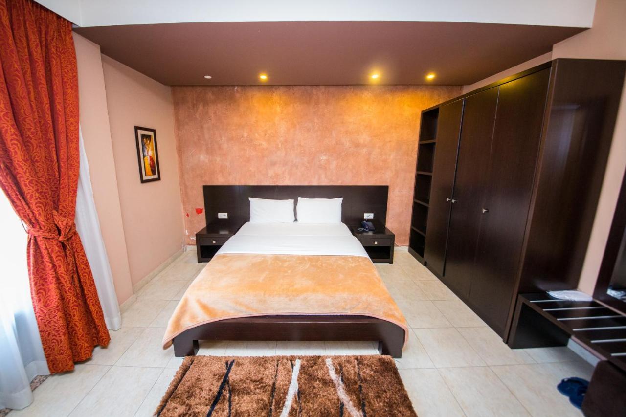 Hotel Denver Tirana Buitenkant foto